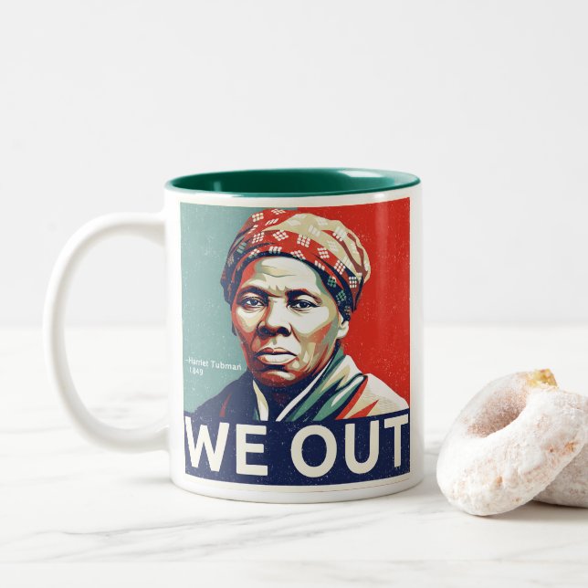 Harriet Tubman We Out Freedom Historic Portrait Zweifarbige Tasse (Mit Donut)