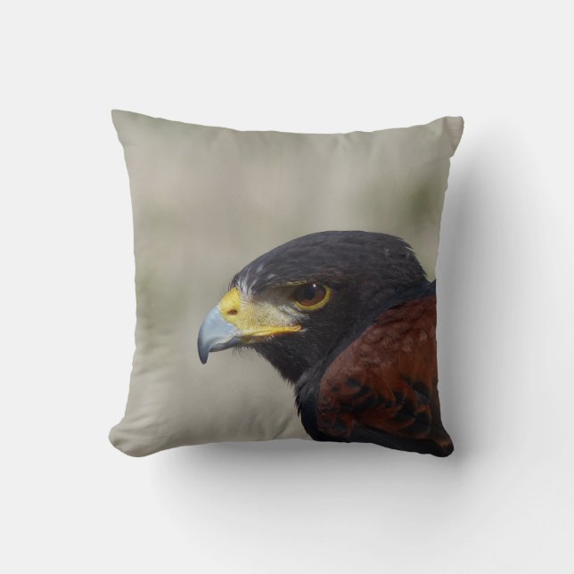 Harris Hawk Portrait Throw Kissen (Vorderseite)