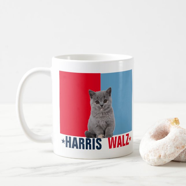 Harris Walz 2024 offensichtlich Red Blue Kaffeetasse (Mit Donut)