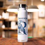 Harry Potter | Aguamenti RAVENCLAW™ Ihren Namen hi Trinkflasche<br><div class="desc">Karo diese Ravenclaw Grafik auf Basis des Aguamenti Wassermachzaubers heraus. Hier befindet sich ein blauer Rabe,  der vor einem Riesenbrief "R" stehend ist,  mit dem Namen "Ravenclaw".</div>