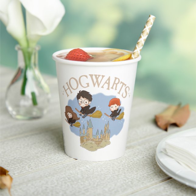 HARRY POTTER™, Hermione & Ron Fly Over HOGWARTS™ Pappbecher (In Situ)