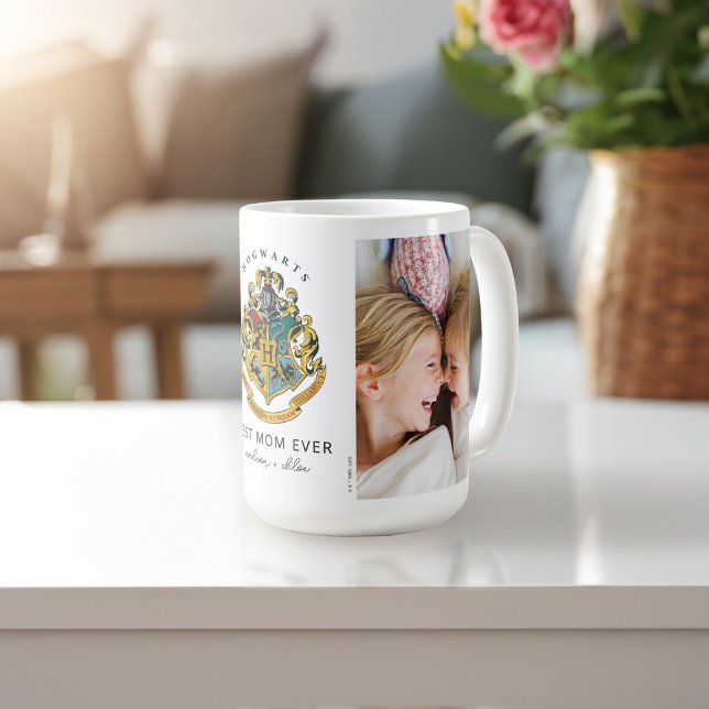 Harry Potter | Hogwarts Crest - Beste Mama je Kaffeetasse (Mug on table)