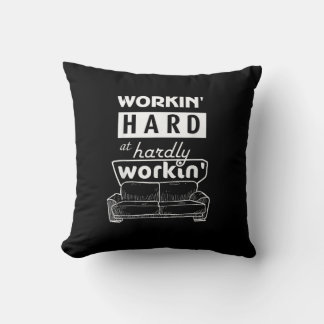 hart arbeiten bei kaum zu arbeiten - lustig und Co Kissen