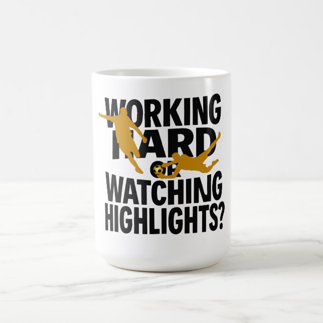 Hart arbeiten oder Highlights lustiger Fußball sch Kaffeetasse (Mittel)