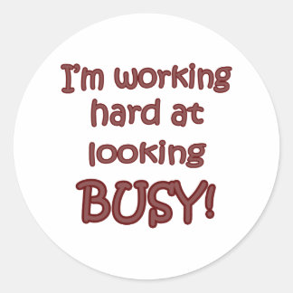 hart arbeiten, um beschäftigt zu sein runder aufkleber