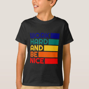 Hart arbeiten und nett sein Motivierend Vintage Po T-Shirt