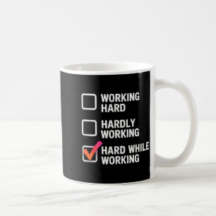 Hart während der Arbeit Lustige Erwachsene-Checkli Kaffeetasse