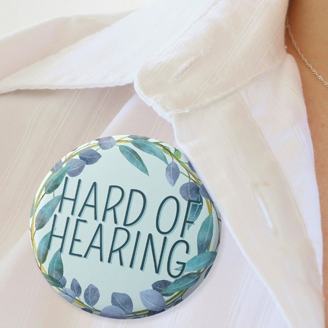 Hartes Hörvermögen - Warnblauer Blauer Botanischer Button (Mockup of pin on woman's blouse)