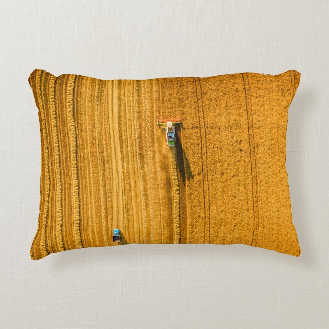 Harvester-Maschine im Feld. Harfen kombinieren Dekokissen (Vorderseite)