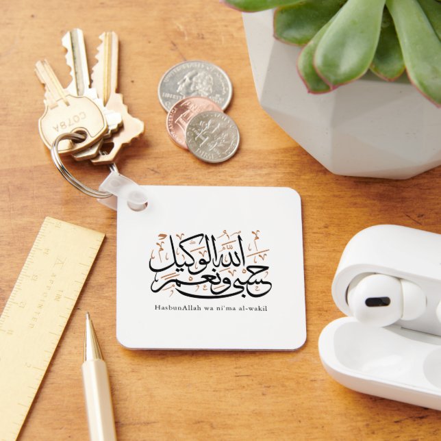 HasbunAllah wa Ni‘ma Al-Wakil – Arabic Thuluth Schlüsselanhänger (Schreibtisch)