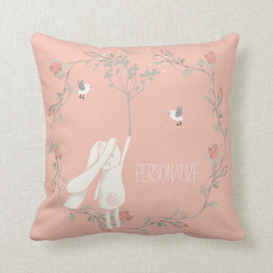 Häschen auf dem BriseblumenWreath personalisiert Kissen