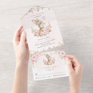 Häschen, Schmetterling, rosa Blumen, erster Geburt All In One Einladung