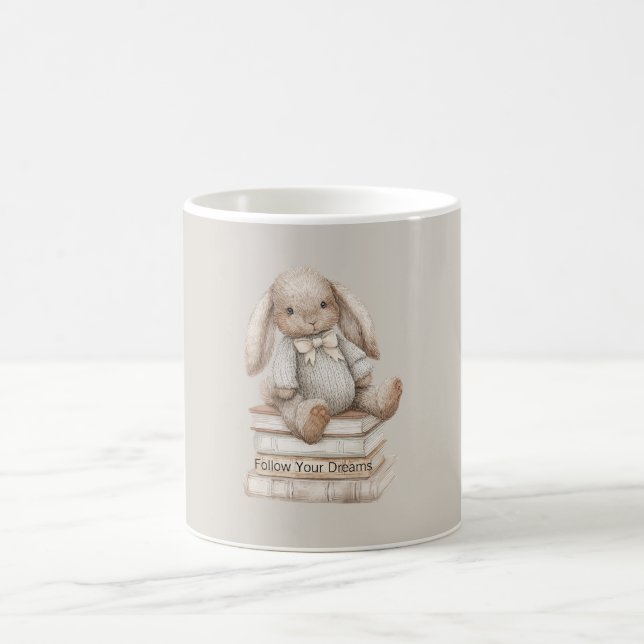 Häschen über Bücher  Kaffeetasse (Mittel)