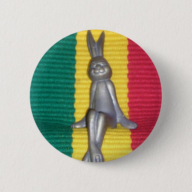 Hase in Rasta-Farben: Ein Hauch von Groovy Button (Vorderseite)