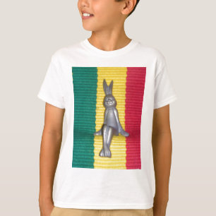 Hase in Rasta-Farben: Ein Hauch von Groovy T-Shirt