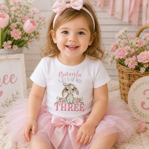 Hase über drei Baby-Häschen-Mädchen Geburtstag Kleinkind T-shirt