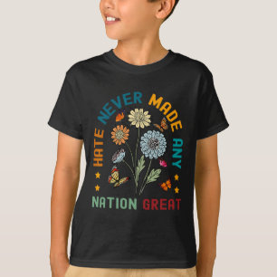 Hass hat niemals einen großen, blumengeschmückten T-Shirt
