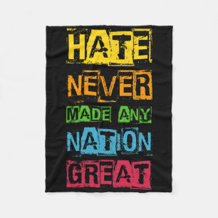 Hass hat noch keine Nation groß gemacht Anti Trump Fleecedecke