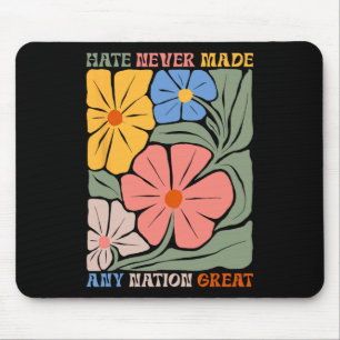 Hass hat noch keine Nation groß gemacht Boho Flowe Mousepad