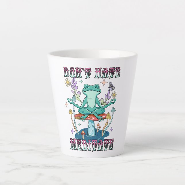 "Hasse nicht, meditiere" | Friedlicher Frosch Milchtasse (Vorderseite)