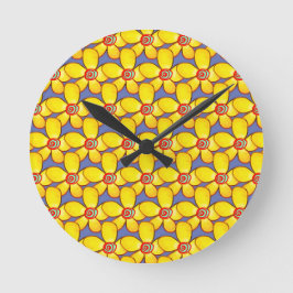 Hässliche seltsame gelbe Blumen auf Lavendel Runde Wanduhr