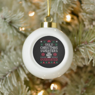 Hässliche Weihnachtspullover sind heiß und überbew Keramik Kugel-Ornament