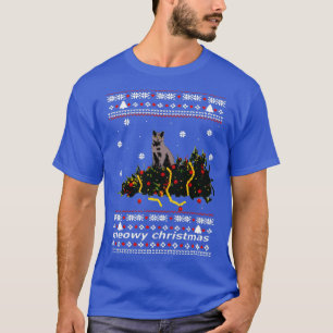 hässlicher Pullover-Weihnachtsbaum, der von einer T-Shirt