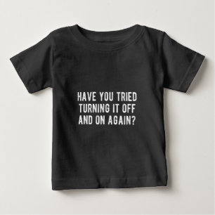 Hast du versucht, es immer wieder auszuschalten? baby t-shirt
