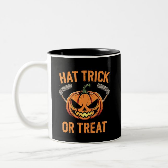 Hat Trick oder Treat Spooky Halloween Eishockey Zweifarbige Tasse (Links)