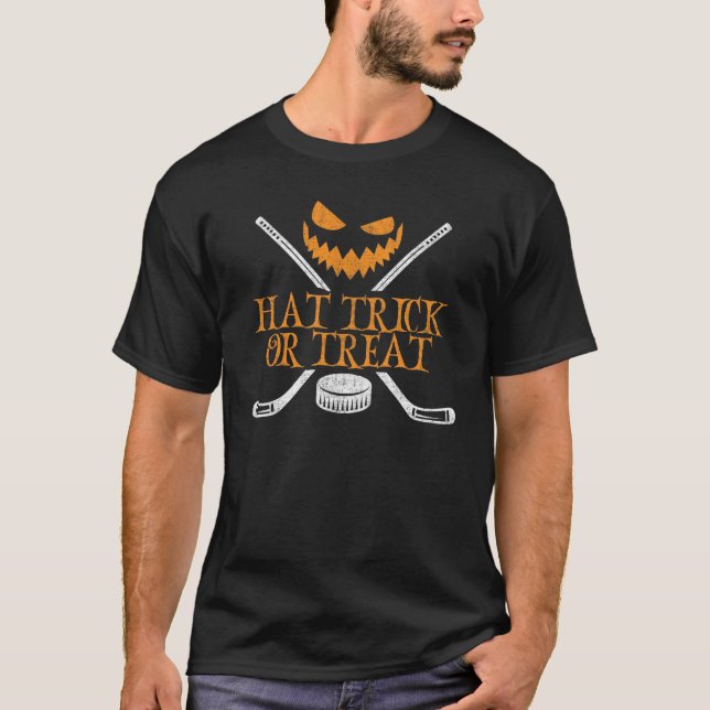 Hat Trick oder Treten Eishockey Halloween T-Shirt (Vorderseite)