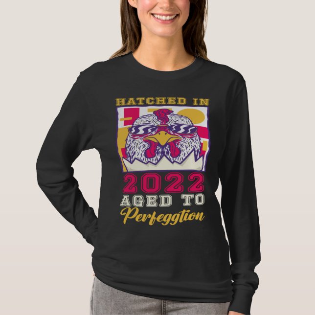 Hatched in 2022 Aged to Perfeggtion T-Shirt (Vorderseite)