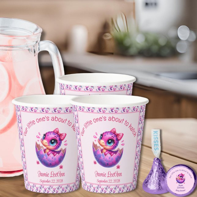 "Hatching bald" Pink Dinosaur Babydusche Pappbecher (Pink Baby Girl Hatching Soon Baby Shower Cups, Personalize with Mom-To-Be's Name & Date)