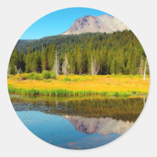 Hathat-See im Lassen Volcanic National Park Runder Aufkleber
