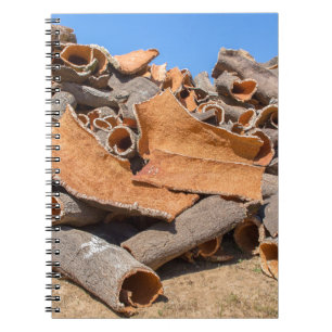 Haufen der Korken-Baumrinde als rohes material.JPG Notizblock