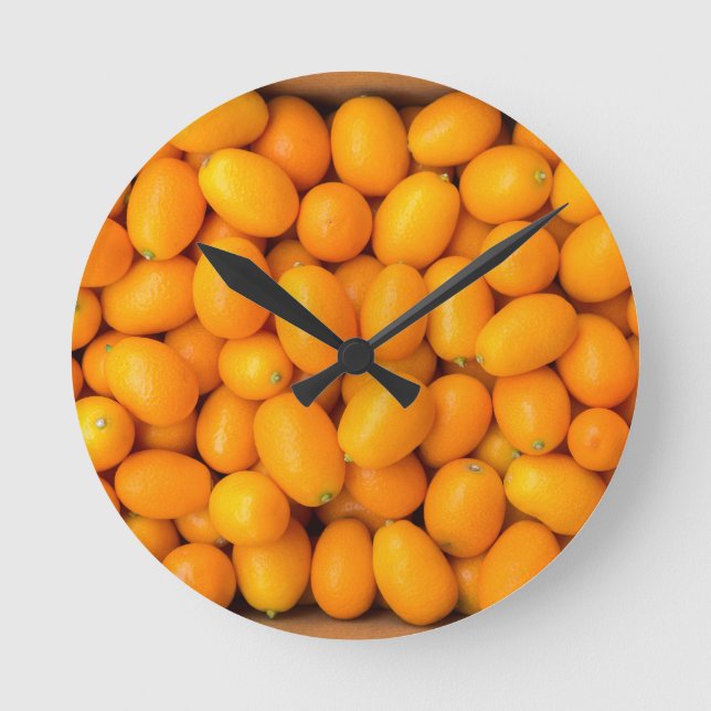 Haufen der orange japanischer Orangen im Runde Wanduhr (Vorderseite)