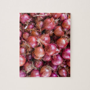 Haufen der roten Zwiebeln auf Markt Puzzle