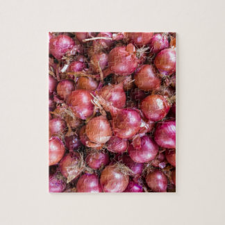 Haufen der roten Zwiebeln auf Markt Puzzle