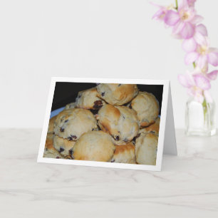 Haufen Rosinenbrötchen auf einem Teller Karte