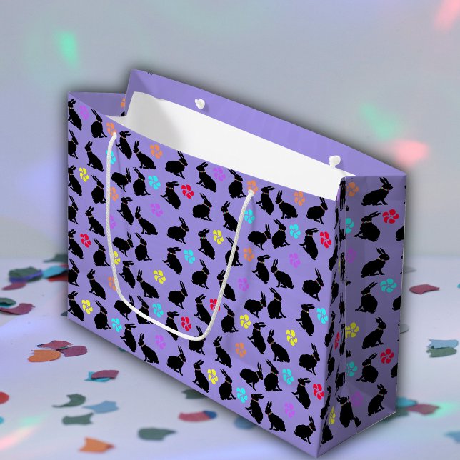 Haufen schwarzer Silhouette Kaninchen Blume Lila Große Geschenktüte (Black sitting rabbits and colourful flowers on purple gift bag for Easter or spring time.)