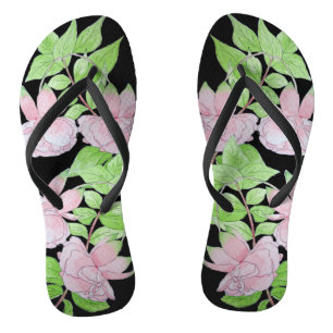 Haufen von hübsch rosa Blume und Blütenblättern Flip Flops