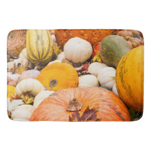 Haufen von Kürbissen und Squash Badematte