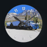 Hauling the Grain - LKW-Fahrer Runde Wanduhr<br><div class="desc">Ein mächtiger Güterwagen,  der das Alberta-Korn entlang der bergigen Straßen in Richtung der Felsgebirge von Jasper,  Alberta transportiert. Wir können verschiedene Größen herstellen,  wenn Sie für größere oder kleinere Plakate gefragt haben oder wir dieses Bild auf andere Produkte platzieren können. Kein Problem!</div>