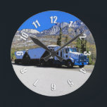Hauling the Grain - LKW-Fahrer Runde Wanduhr<br><div class="desc">Ein mächtiger Güterwagen,  der das Alberta-Korn entlang der bergigen Straßen in Richtung der Felsgebirge von Jasper,  Alberta transportiert. Wir können verschiedene Größen herstellen,  wenn Sie für größere oder kleinere Plakate gefragt haben oder wir dieses Bild auf andere Produkte platzieren können. Kein Problem!</div>