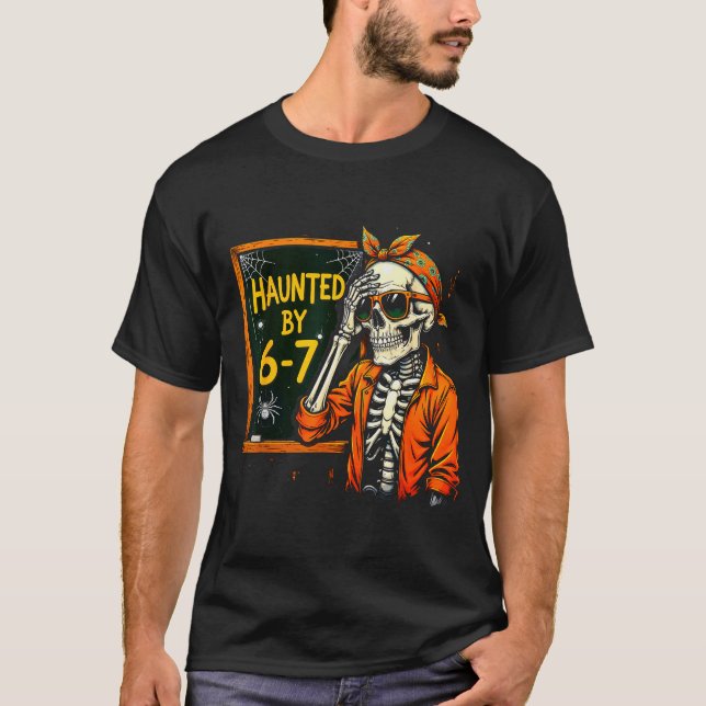 Haunted By 67 Funny Soky Teacher Halloween Six Sev T-Shirt (Vorderseite)