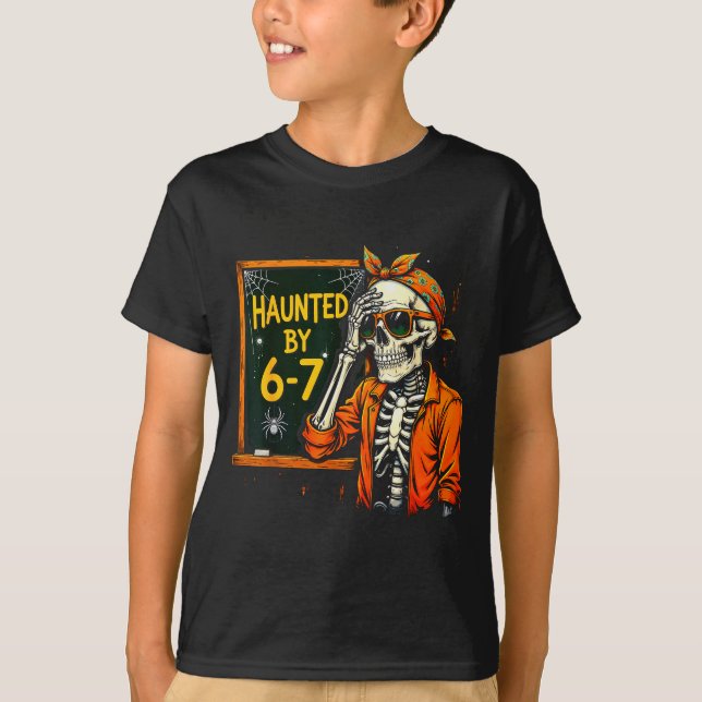 Haunted By 67 Funny Soky Teacher Halloween Six Sev T-Shirt (Vorderseite)
