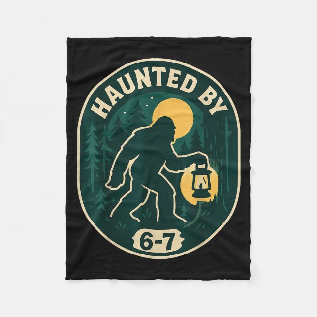 Haunted By 6-7 Bigfoot Lantern Halloween Badge  Fleecedecke (Vorderseite)