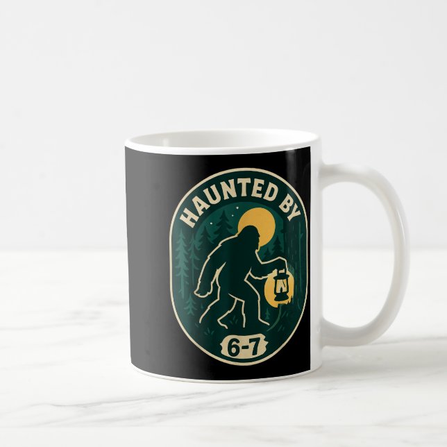 Haunted By 6-7 Bigfoot Lantern Halloween Badge  Kaffeetasse (Rechts)
