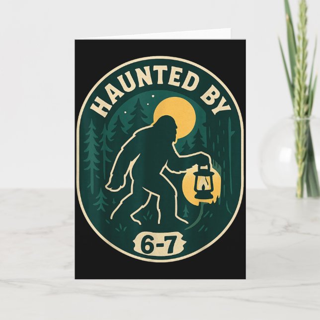 Haunted By 6-7 Bigfoot Lantern Halloween Badge  Karte (Vorderseite)