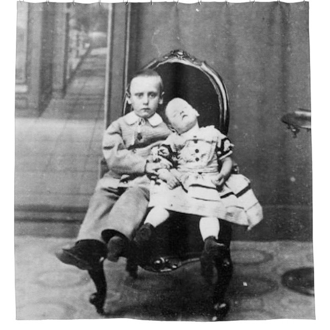 Haunting Vintage Sibling Portrait  Duschvorhang (Vorderseite)