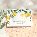 Haupt Squeeze Lemon Brautparty Vielen Dank Dankeskarte<br><div class="desc">Eine Dankeschön-Karte, die zu unseren Einladungen "She's Found Your Main Squeeze Lemon Brautparty" passt. Sehen Sie die auf dieser Seite verlinkte Auflistung zur Koordination von Elementen an. Dieses Design ist mit einer handbemalten Anordnung von Zitronen, Blüten und Grünpflanzen um den oberen Teil dieser Karte. Im Inneren gibt es eine persönliche...</div>